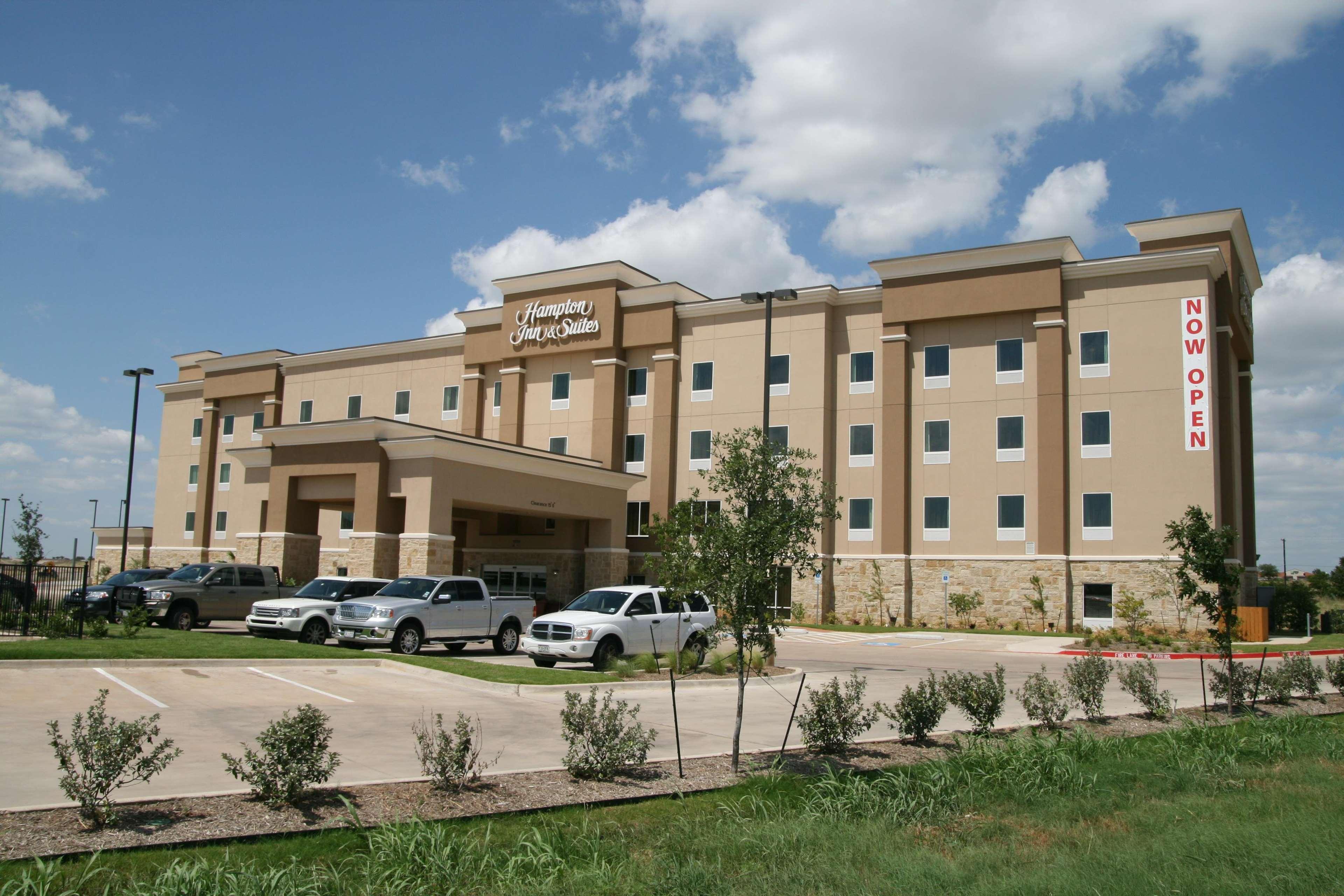 Hampton Inn & Suites Cleburne Exterior photo