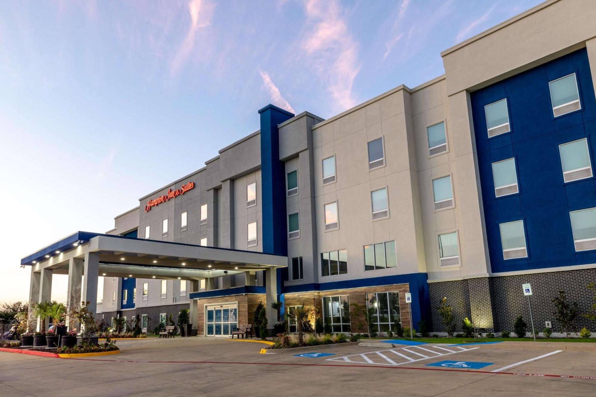 Hampton Inn & Suites Cleburne Exterior photo